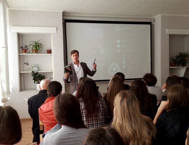 Викладачі і студенти факультету філології  і журналістики на презентації роману Макса Кідрука ''Доки світло не згасне назавжди''